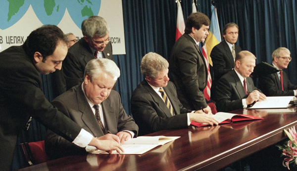 Image - The signing of the Budapest Memorandum (1994).